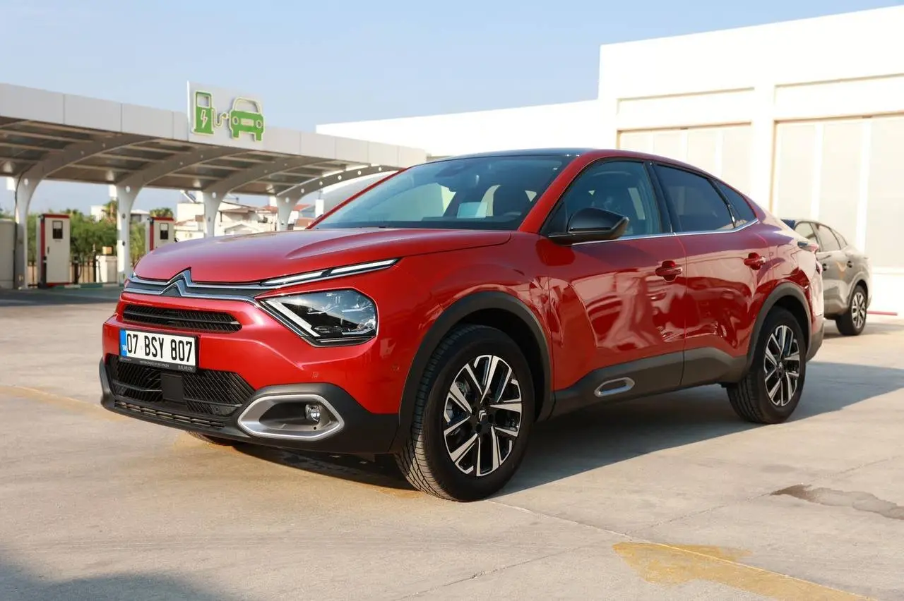 Citroen C4X 2024 красного цвета, прокат Maxima в Анталии